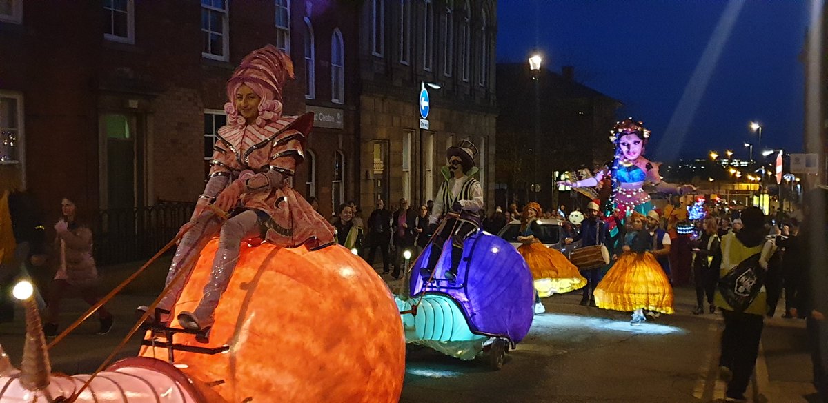 bornstoodup's tweet photo. #Illuminate #Oldham tonight - full of energy, spectacle & participation. Crowds are buzzing. Well done to @OldhamCouncil and all those involved #illuminos #drkronovator @GlobalGrooves @PifPafTheatre #OutdoorArts #community @Spareparts_Fest @OutdoorArtsUK https://t.co/lbGP7xI8Pb