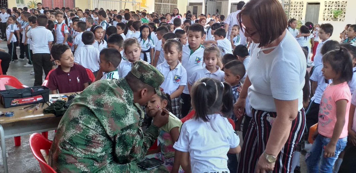Ejercito_Div5's tweet photo. los #HéroesBicentenario del #COZEUS, #BICAI y #BatallónAcciónIntegral5 realizan actividades recreativas con más de 200 estudiantes de primaria de la Inst. NuestraSeñoradelRosario en #Chaparral, con el fin de inculcar los principios y valores hacia nuestros símbolos patrios. https://t.co/UmTnorzk8B