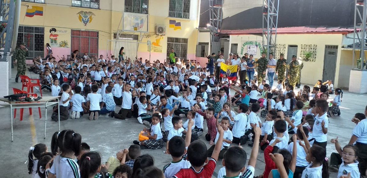 Ejercito_Div5's tweet photo. los #HéroesBicentenario del #COZEUS, #BICAI y #BatallónAcciónIntegral5 realizan actividades recreativas con más de 200 estudiantes de primaria de la Inst. NuestraSeñoradelRosario en #Chaparral, con el fin de inculcar los principios y valores hacia nuestros símbolos patrios. https://t.co/UmTnorzk8B