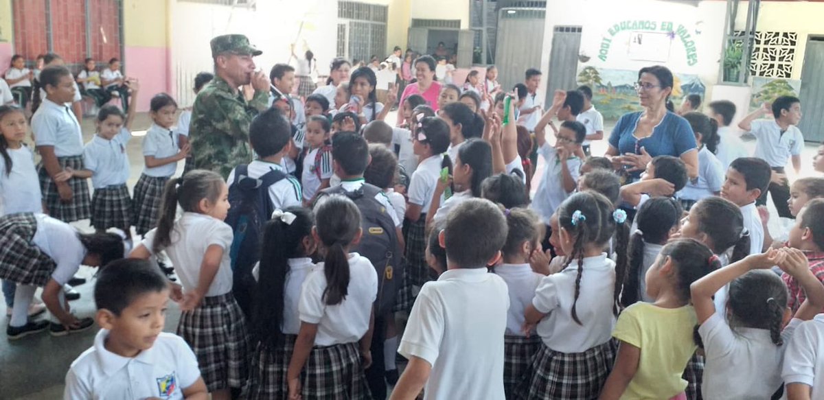 Ejercito_Div5's tweet photo. los #HéroesBicentenario del #COZEUS, #BICAI y #BatallónAcciónIntegral5 realizan actividades recreativas con más de 200 estudiantes de primaria de la Inst. NuestraSeñoradelRosario en #Chaparral, con el fin de inculcar los principios y valores hacia nuestros símbolos patrios. https://t.co/UmTnorzk8B
