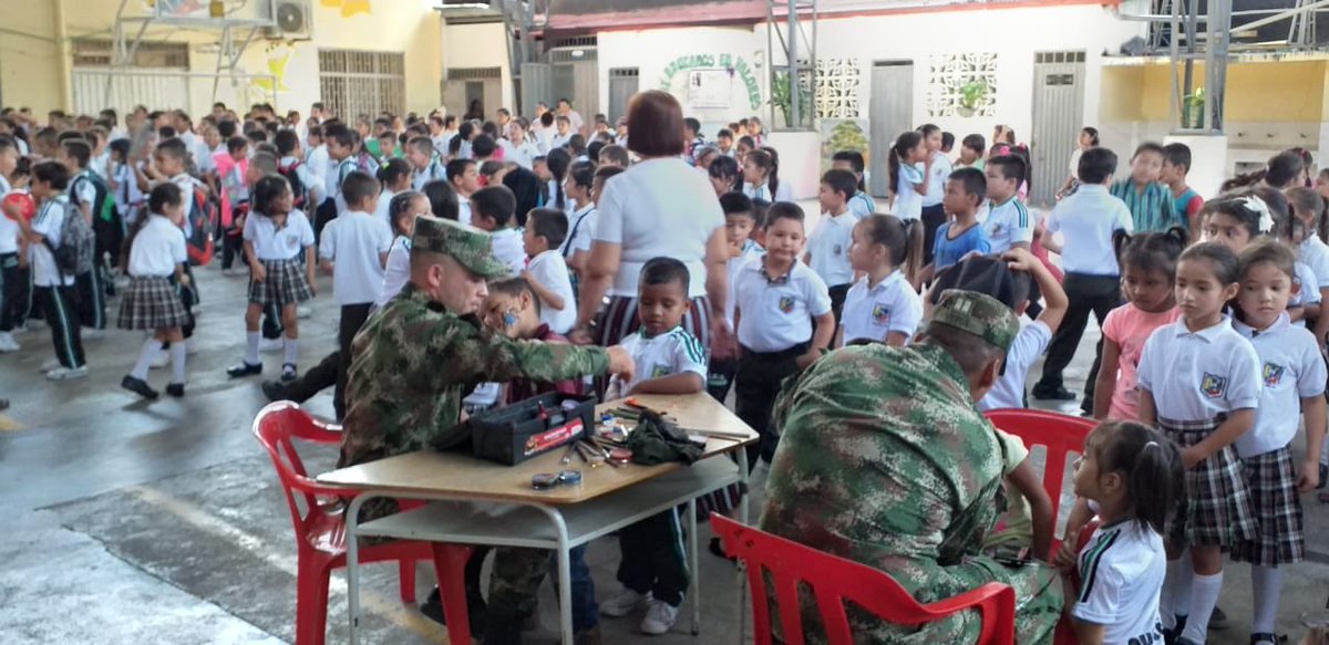 Ejercito_Div5's tweet photo. los #HéroesBicentenario del #COZEUS, #BICAI y #BatallónAcciónIntegral5 realizan actividades recreativas con más de 200 estudiantes de primaria de la Inst. NuestraSeñoradelRosario en #Chaparral, con el fin de inculcar los principios y valores hacia nuestros símbolos patrios. https://t.co/UmTnorzk8B