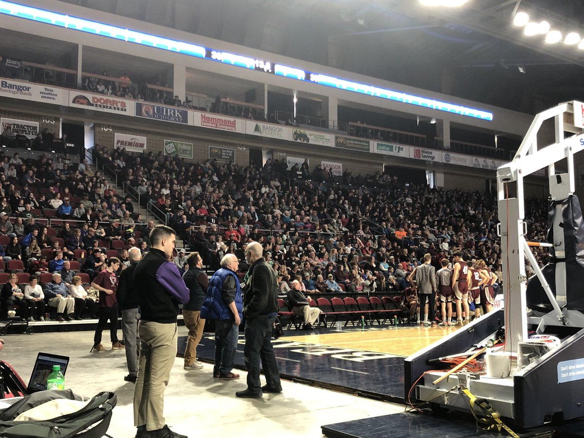 WHOUradio's tweet photo. Full house for today’s game #whouhoops https://t.co/fV31Du2Fsv