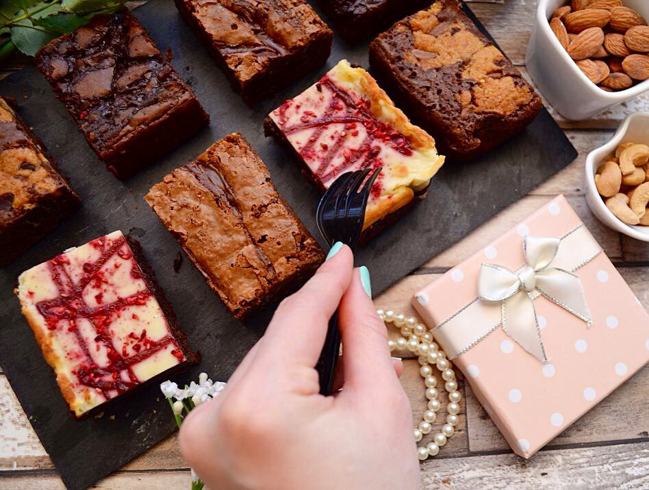Blogsbyfa's tweet photo. Happy Weekend! 💛 I’m already weekend ready with this delicious & gooey box of assorted brownies from @bakehouse_dan 😋The flavours include Nutella, raspberry cheesecake, hot fudge truffle & cookie - Choice for everyone!😍#brownies #cookies #weddingfavourideas #cranfield #nutella https://t.co/6ZtwkiwTgC