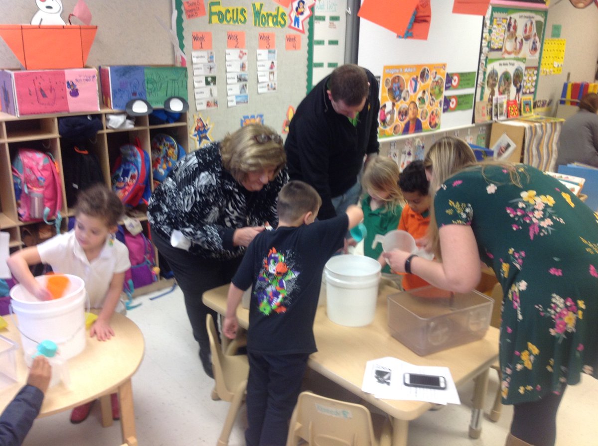 SarahFarmerPreK's tweet photo. Family Fun Day was a success!! @FarmerDragons @JCPSEARLY https://t.co/IaEkcBvHs0