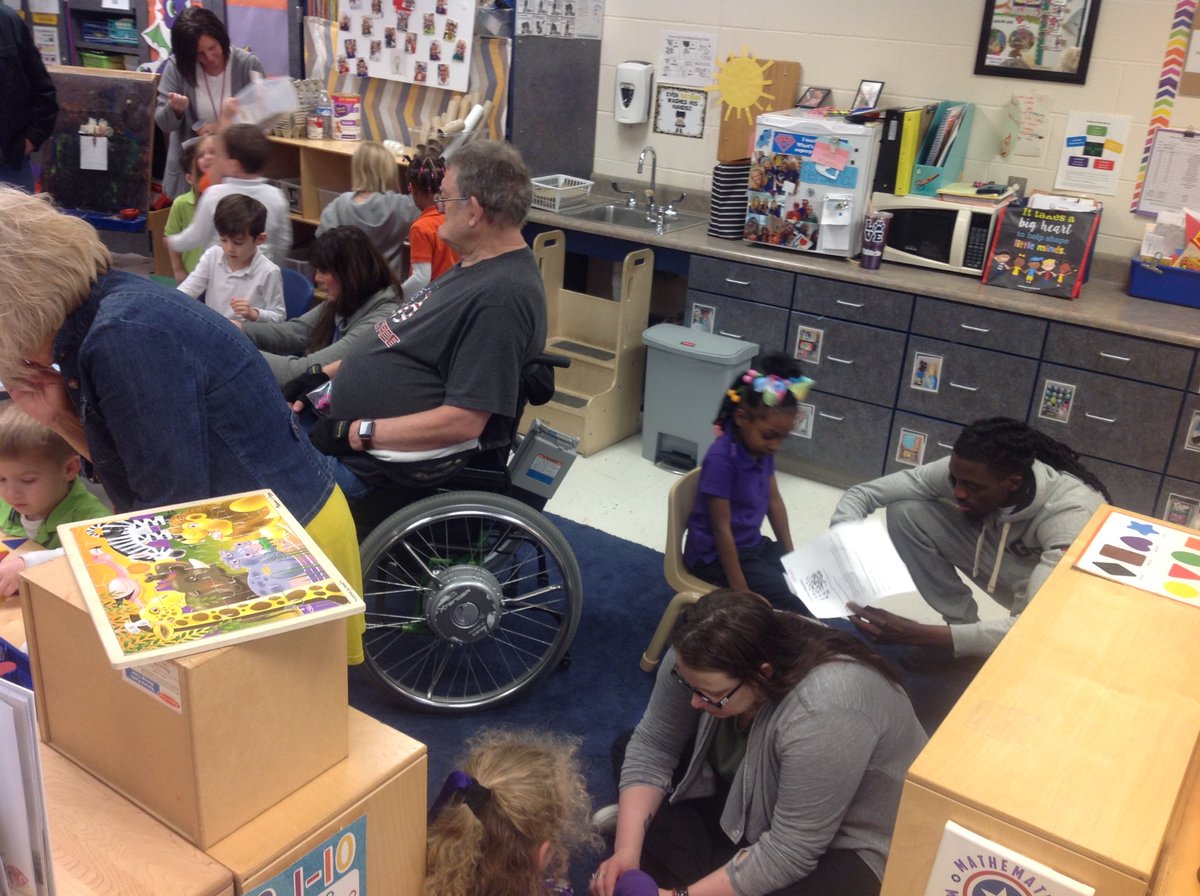 SarahFarmerPreK's tweet photo. Family Fun Day was a success!! @FarmerDragons @JCPSEARLY https://t.co/IaEkcBvHs0