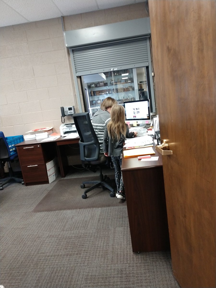 KatieWaegli's tweet photo. Spreading kindness with kisses! #heartlandhuskies #rakweek2019 https://t.co/5lUvzw6rkW