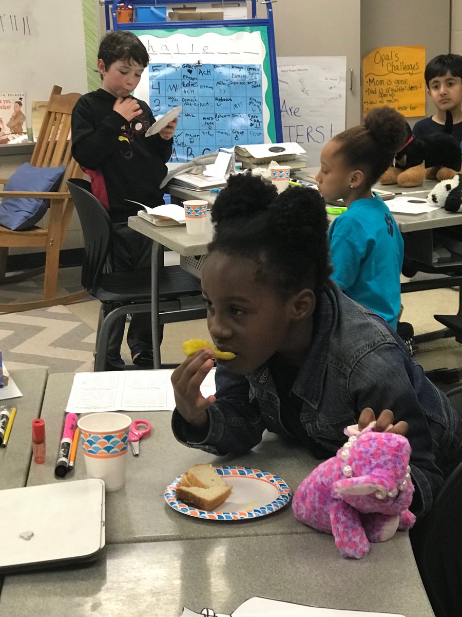 weeks_hook's tweet photo. 3rd graders@NPESLex1 could not end the Character Studies Unit without a Because of Winn Dixie themed celebration! Thank you Mrs. Adams for inviting me!#lex1Literacy #npelions https://t.co/gCV9cYalor