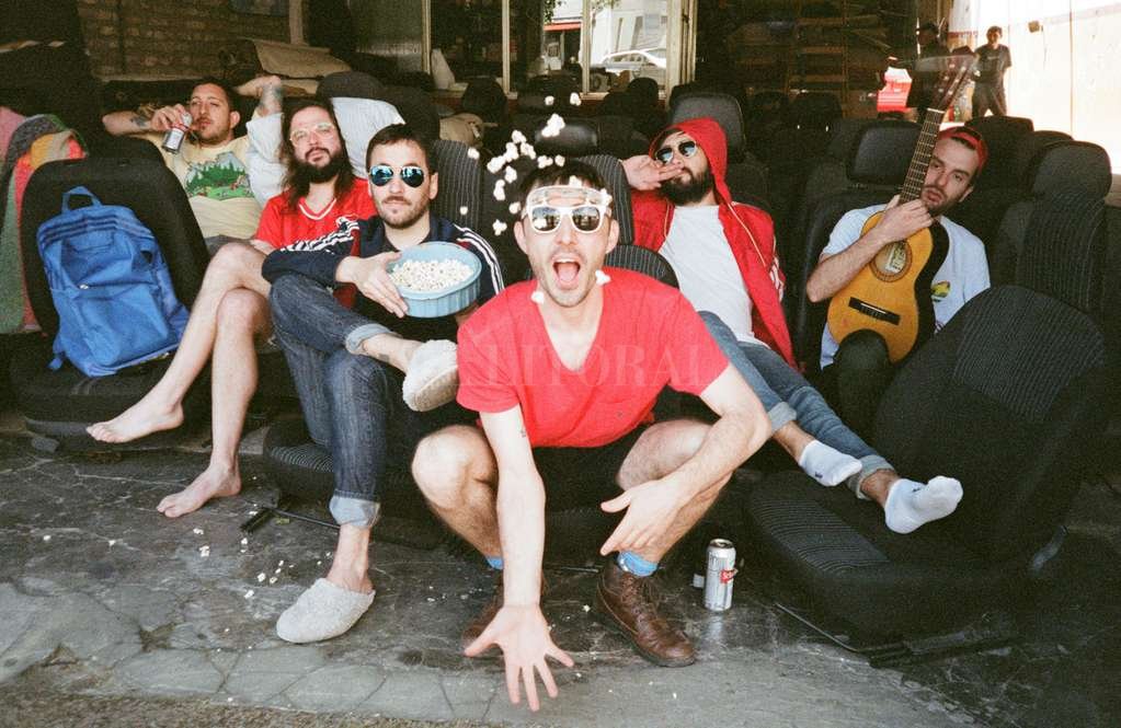 Viernes! 🔥 en Vuenoz seleccionamos 4 #recitales #gratis que suceden este finde... Buscá la nota en la página.

bit.ly/VuenozData

Foto @miamigoinvencible por Angela Aparicio
#agenda #salidas #vuenoz #dale #paradorkonex #miamigoinvencibel