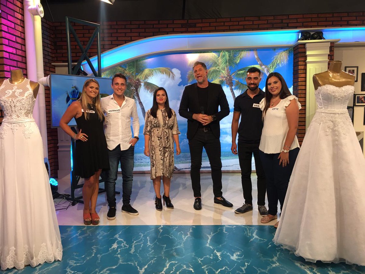 LaJauladelaModa's tweet photo. Hoy #elvestidodetuvida by @claudiocosano ¿Quien sera la gran ganadora del vestido @claudiocosano? @stephibreuer VS @Anthoaye3 esten atentos 18hs a la votacion! por @ciudad_magazine https://t.co/1lXeR28jCw