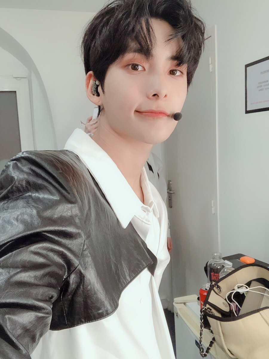 official_ACE7's tweet photo. [#에이스_준] Thank U Paris 🙏🏻💕
#France #Paris https://t.co/pIF1Wy6WoA