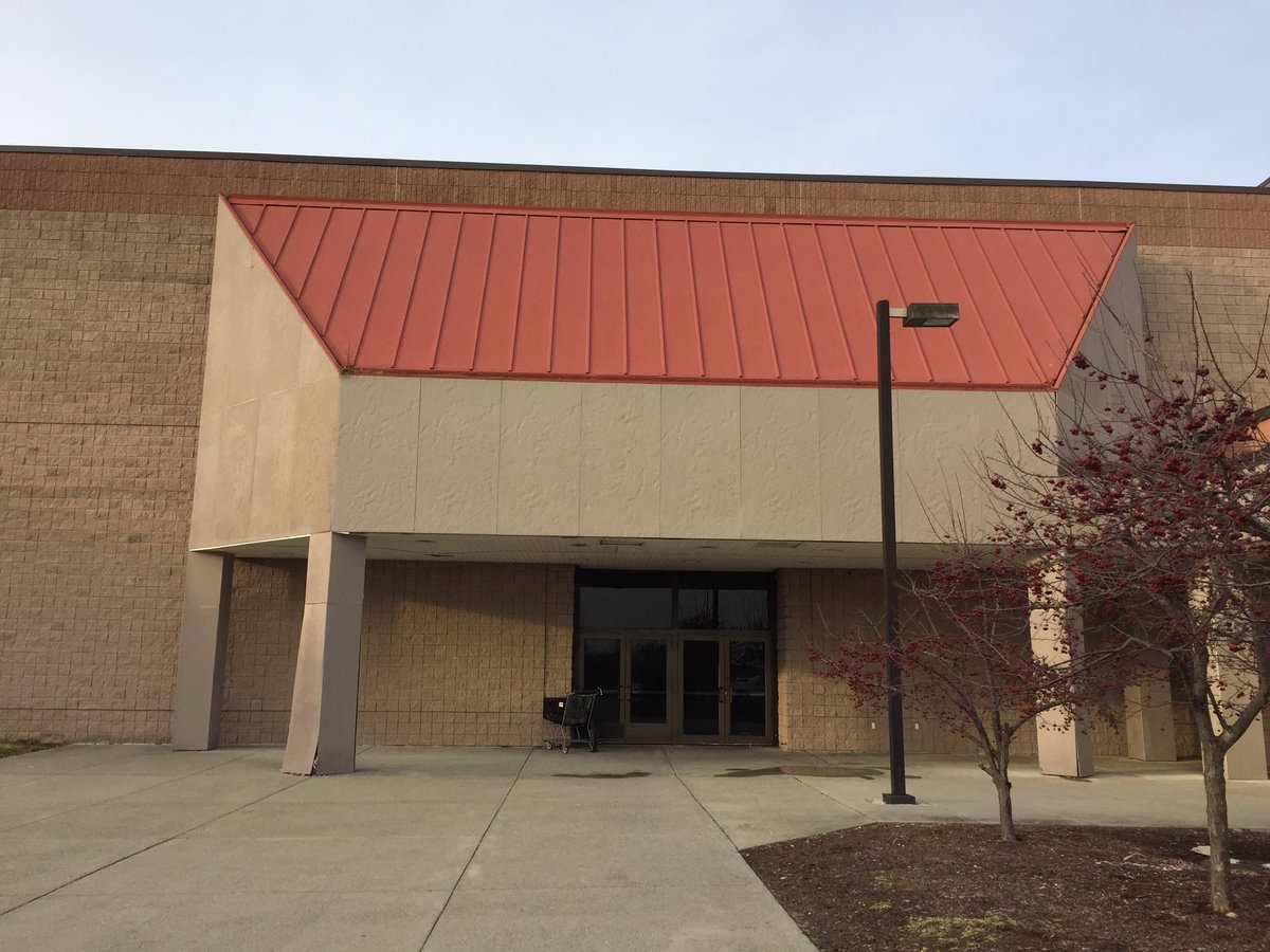CTNewsMan's tweet photo. Windows are blacked out at the former #Sears at the #CrystalMall in #Waterford. #PaylessShoeSource and #ThingsRemembered are closing their stores while #OlympiaSports and #Verizon have already closed. Each time I go to the mall, more businesses are closing. Very sad. https://t.co/xAwVAmVljc