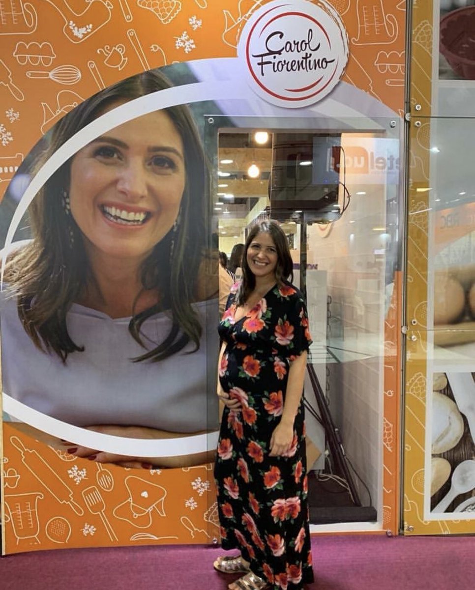 CarolFiorentino's tweet photo. Novidade! Hoje lancei, na ABCasa, minha linha de utensílios p cozinha. A ideia é poder facilitar pra todo mundo: desde amadores a profissionais. Incrível, né? Acompanhem nos stories do insta a aula-show que está acontecendo! yazi_larecozinha #abcasafair2019 #abcasafair #novidades https://t.co/uB2b5fexZT