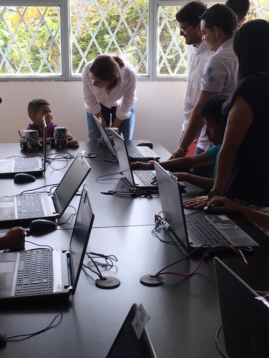linasinisterra's tweet photo. Los niños que asisten a los #CiberLab pueden disfrutar de talleres de robótica con figuras LEGO. Gran recurso para que se acerquen a la tecnología de forma divertida. Con innovación, #AsíConstruimosProgresoSocial. https://t.co/aWtdzJe1Dz
