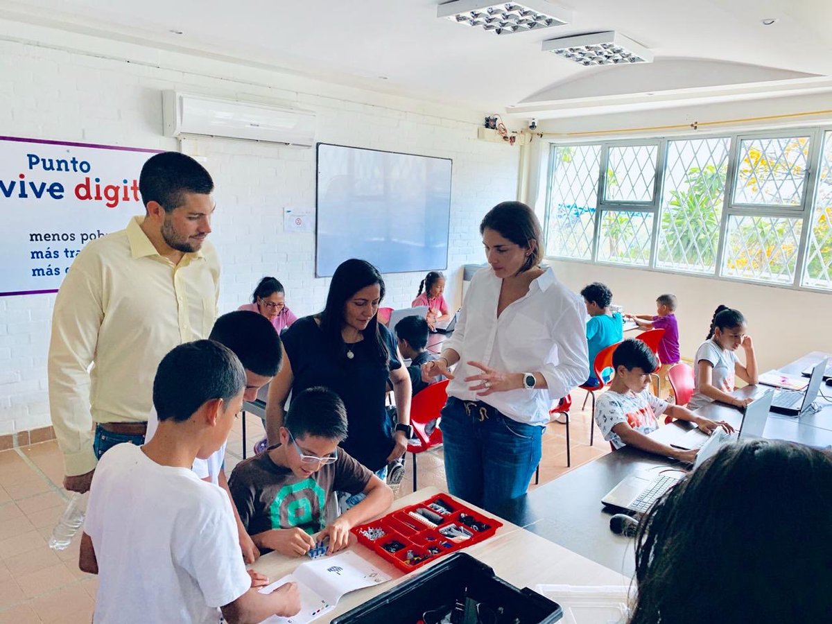 linasinisterra's tweet photo. Los niños que asisten a los #CiberLab pueden disfrutar de talleres de robótica con figuras LEGO. Gran recurso para que se acerquen a la tecnología de forma divertida. Con innovación, #AsíConstruimosProgresoSocial. https://t.co/aWtdzJe1Dz