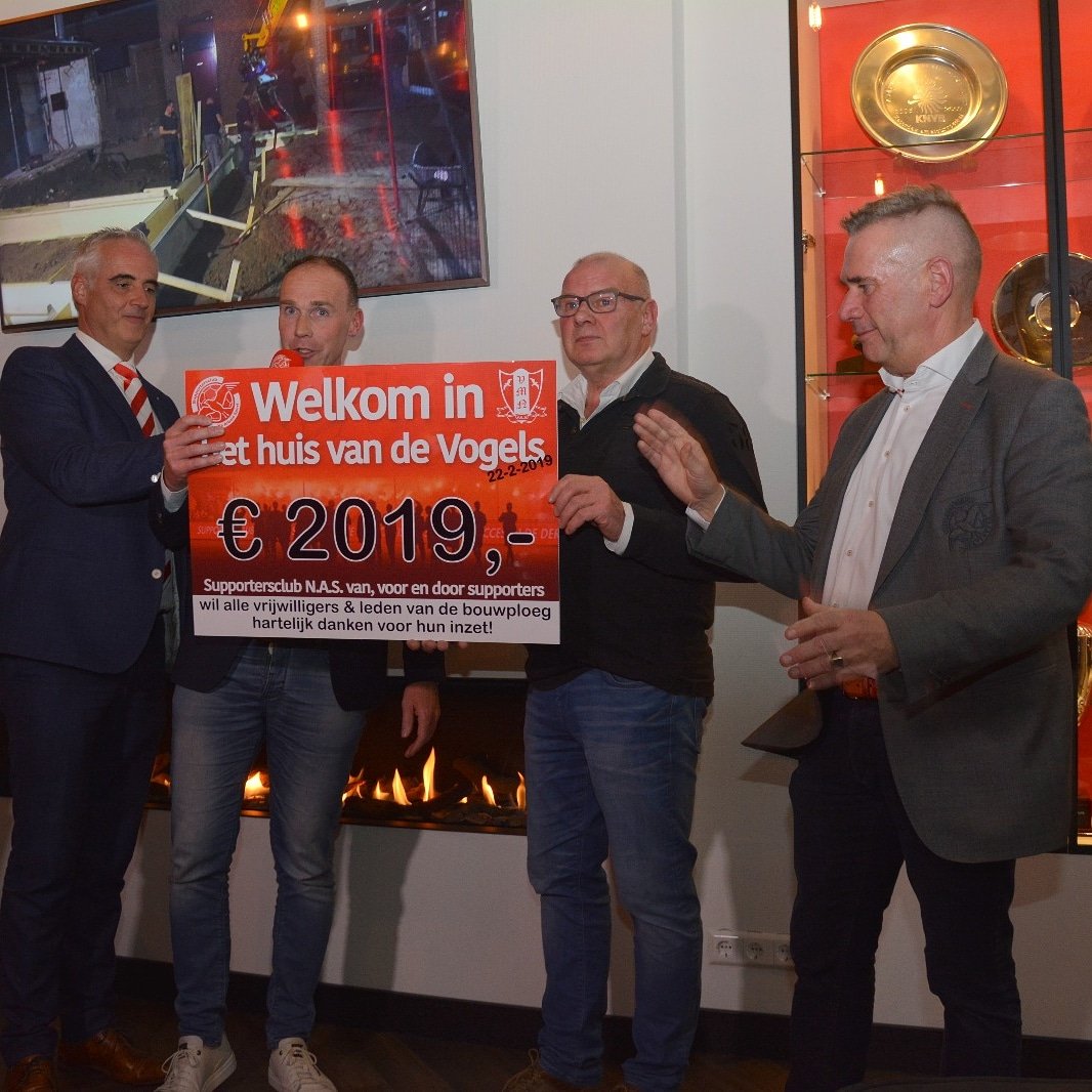 NASFransheinen's tweet photo. Supportersclub NAS  bied de club 2019 € aan voor de verbouwing van ons clubhuis. Bram de Graaf mocht de Cheque namens de bouwploeg in ontvangst nemen #SUPERNAS https://t.co/NSzYpN0hBE