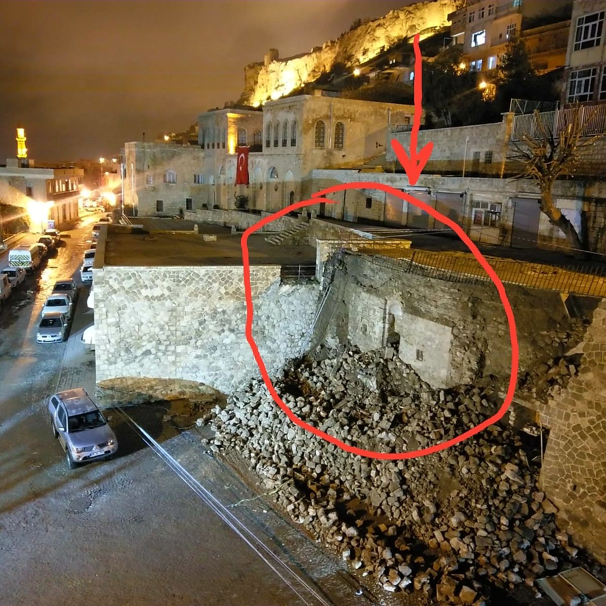 Mardin Artuklu Mimarlık Fakülte binamızın yanında, eski fotoğraflarda görülen ve yok olan yapının (cami) duvarı istinat çökmesiyle ortaya çıktı. Kimi yıkımlardan rahmet doğar! Yetkilileri haberdar etmek isterim. Acil! <a href="/evkaf/">Adnan Ertem</a> <a href="/TCKulturTurizm/">T.C. Kültür ve Turizm Bakanlığı</a> <a href="/MustafaYMN/">Mustafa Yaman</a> <a href="/hibrahimduzenli/">Halil İbrahim Düzenli</a>