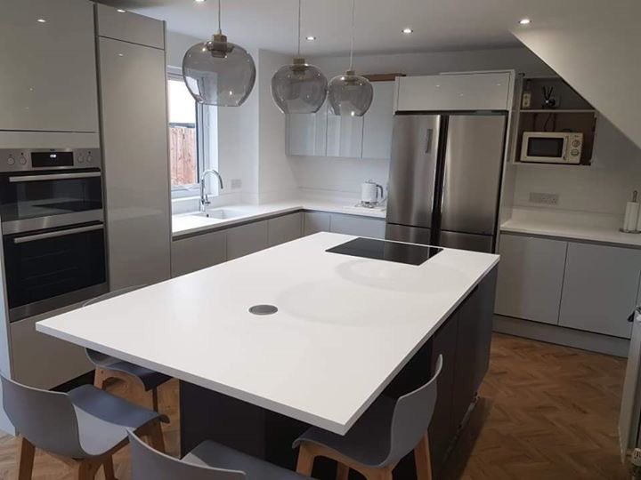 HawdonSurfaces's tweet image. The most common myth about white worktops: "Ohh they'll be a nightmare to keep clean"......WRONG❌
The truth is they are non pourus so they DO NOT stain 🙌😮
The same worktops we install in hospitals and dentist too. They are literally the most hygenic worksurfaces available.