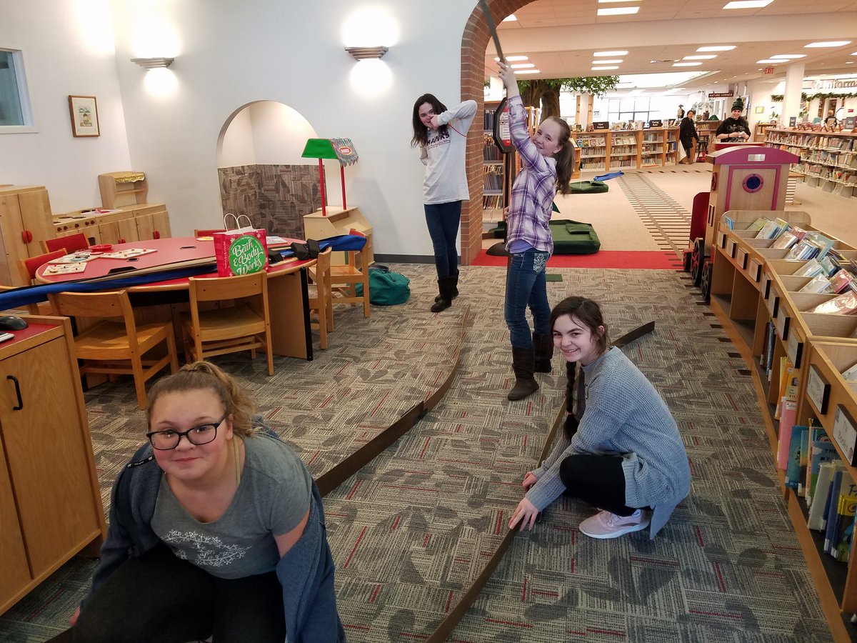 Mrs_Musket's tweet image. @moranmustangs helping set up mini golf @Walpublib. Come play on Sat., 10-4 and Sun., 1-3. #moranms #libraryminigolf
