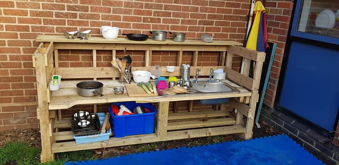 Diolch yn fawr Louise a Gary (Rhienni) am greu cegin fwd i'r Cylch Meithrin. Mae'r plant wedi bod yn brysur yn Tori, coginio a hyd yn oed golchi'r llestri!
Thankyou to Gary and Louise for this amazing mud kitchen. The children have been busy chopping, cooking and washing dishes!