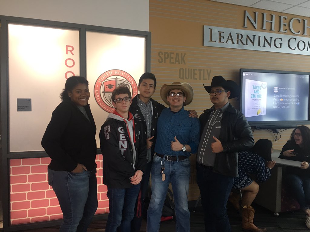 HISD_NHECHS's tweet photo. #GoTexanDayHISD NHECHS style!! @HISD_NHECHS https://t.co/sjtgwRdgYN