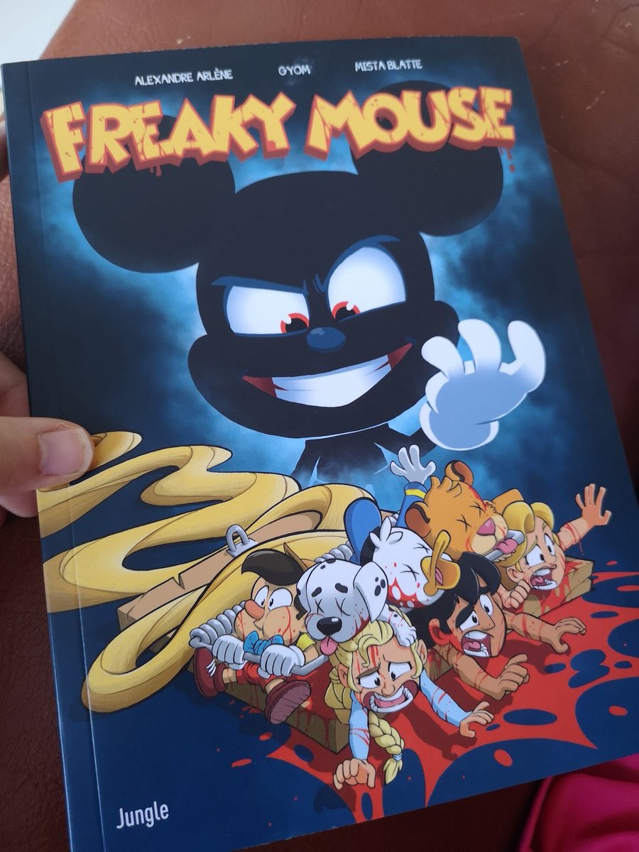 DPUnivers's tweet photo. 📚 Pour ceux qui aiment les bandes dessinées, les parodies et le grain de folie d'Alexandre Arlène, Gyom et Mista Blatte !

📩 Reçue ce matin et déjà dévorée, c'était top !

👍 Vous l'aurez compris, on recommande ! 

#freakymouse
Bloodysney - Mickey Carnage en BD
Jungle éditions https://t.co/DXtcdoBmCS