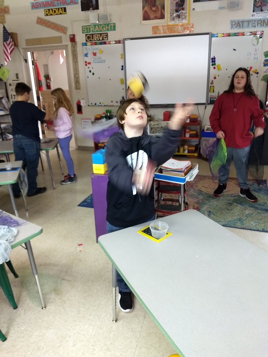 TimStockdale2's tweet photo. Ellis students becoming jugglers. Hard work pays off. https://t.co/IBTdjyz34B