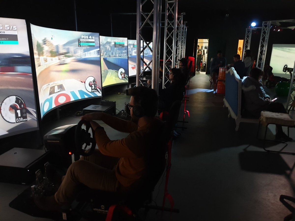 Tatii_6's tweet photo. Test des simulateurs de conduite chez @SimFactoryBDX lors de la soirée #VeryBadGeek 🏎 Verdict : c'est le feu ! 😁 Vivement plus d'efforts dans la création d'outils abordables pour améliorer l'immersion des #JeuxVideo directement chez nous ! https://t.co/7jxGh6ziV0