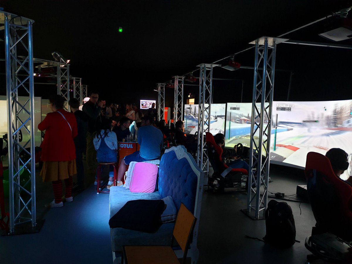 Tatii_6's tweet photo. Test des simulateurs de conduite chez @SimFactoryBDX lors de la soirée #VeryBadGeek 🏎 Verdict : c'est le feu ! 😁 Vivement plus d'efforts dans la création d'outils abordables pour améliorer l'immersion des #JeuxVideo directement chez nous ! https://t.co/7jxGh6ziV0