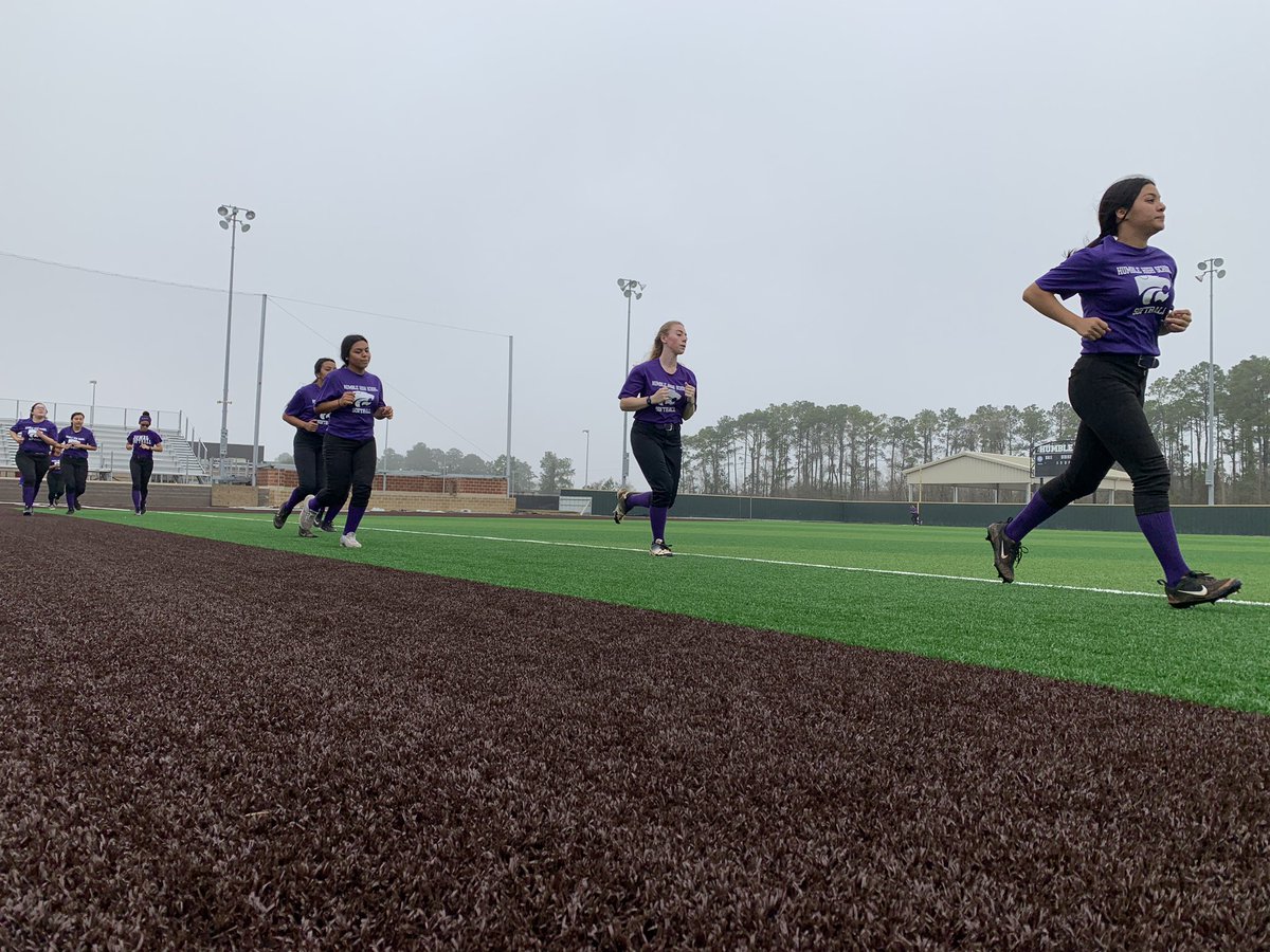 _HumbleSoftball's tweet photo. First practice on new field!!  🚧#newfieldwhodis #hhspurplepride #MakeSomeNoise #kidsonchristmasmorning https://t.co/DqzAsfDHPv