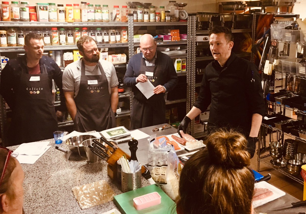 delicionunspeet's tweet image. Topavond in de kookstudio. Liefhebbers geïnspireerd met top ingrediënten, technieken en veel inspiratie. #kookworkshop #kookstudio #nunspeet #sushi