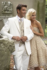 BonardisFormal's tweet photo. You may try on your selected wedding style at any of our locations, free of charge. Call us at 508-832-7579 to find the location nearest to you! #BonardisFormalwear #AuburnMA #Tuxedo https://t.co/zmvE94klwF