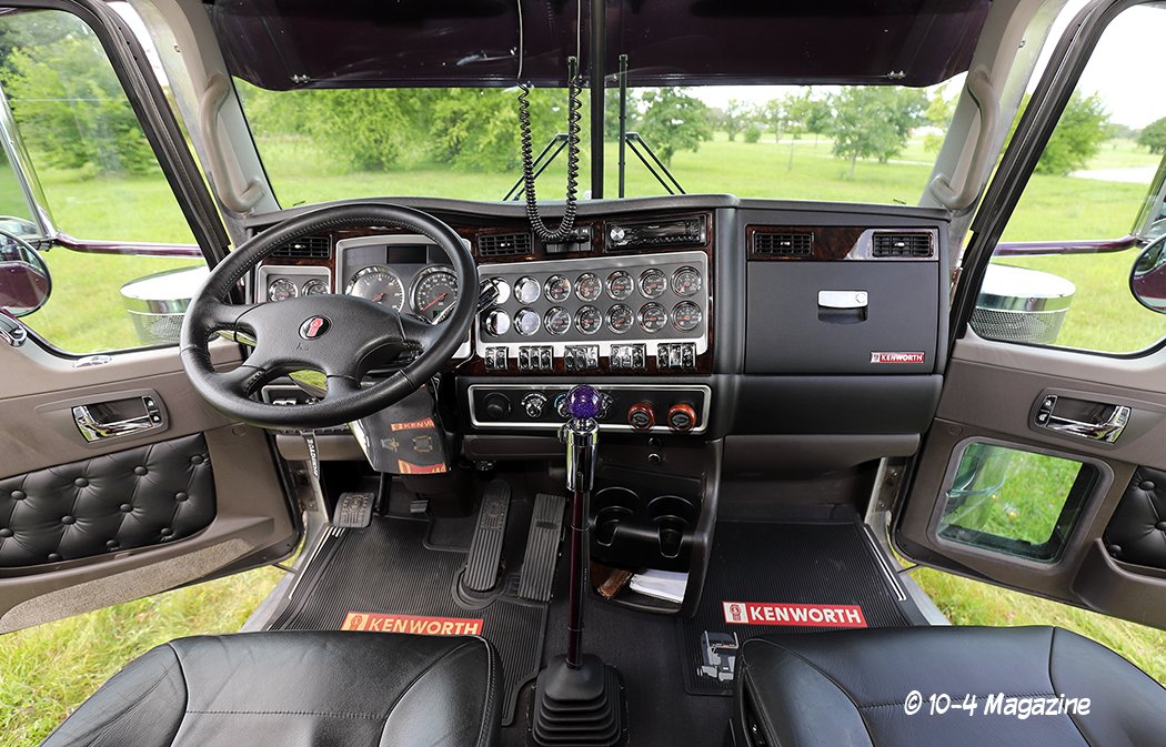 TenFourMag's tweet photo. Nothin wrong with the view! When I grow up, I want my office to look like that! #TenFourCoverTrucker #TenFour25Years #TeamTenFour #TenFourians #TenFourMagazine #CoolestTrucks #ShowTruckin #KeeponTruckin #TruckerLife #Kenworth Full Story >> https://t.co/UX6U2Srqvz << https://t.co/NEAKRK8vZD