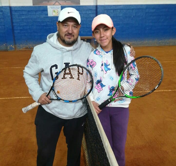 IskayTorneo's tweet photo. #SegundaParada2019 #BuenaVista #ResultadosJueves Juan Carlos Salazar a Cinthya Puetate 7-5 2-6 y 10-8 en #TerceraCategoria https://t.co/8DhuqS8TTa
