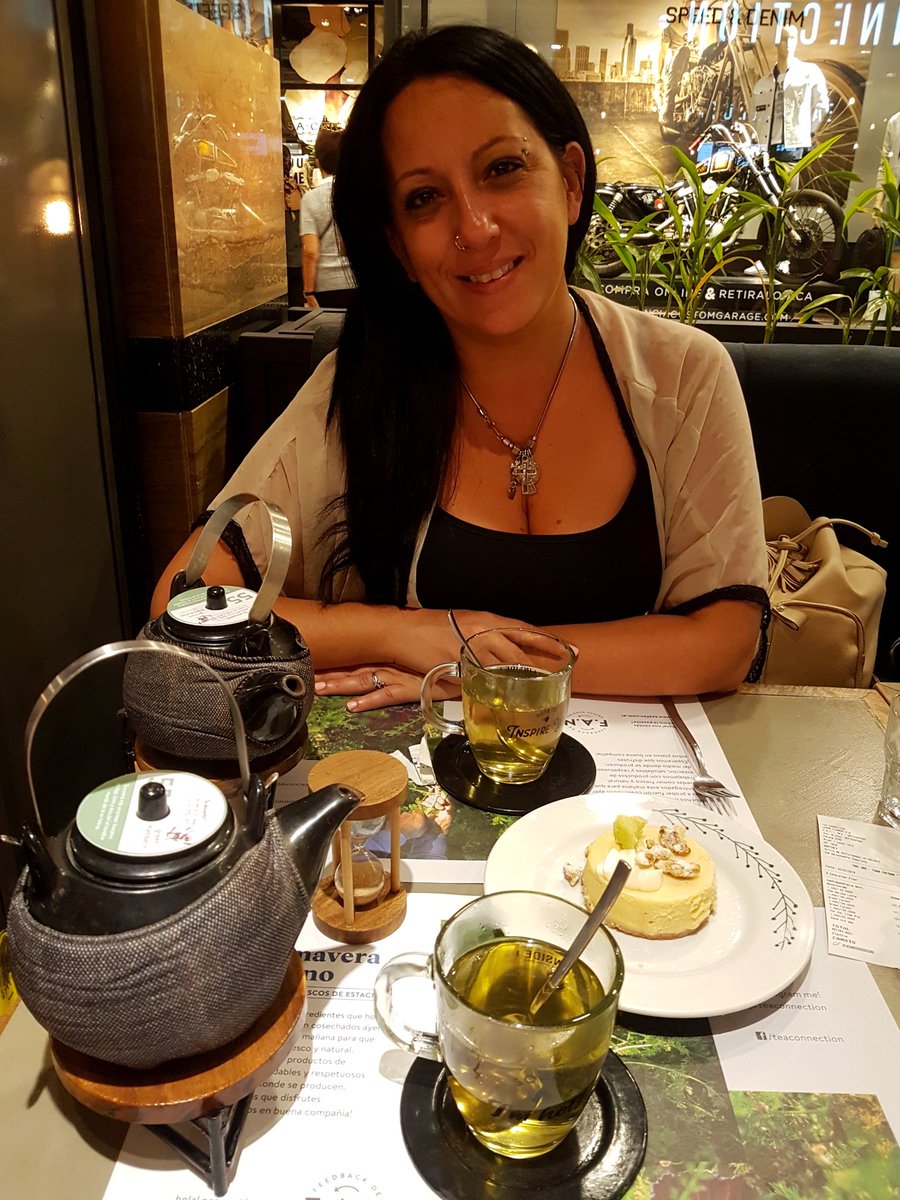 EleoValentini's tweet photo. Qué se hace cuando se te caga el día de pileta... Te venis al shopping a tomar el té. #TeaConnection @unicenter_shop https://t.co/aDRUQ9wdgh