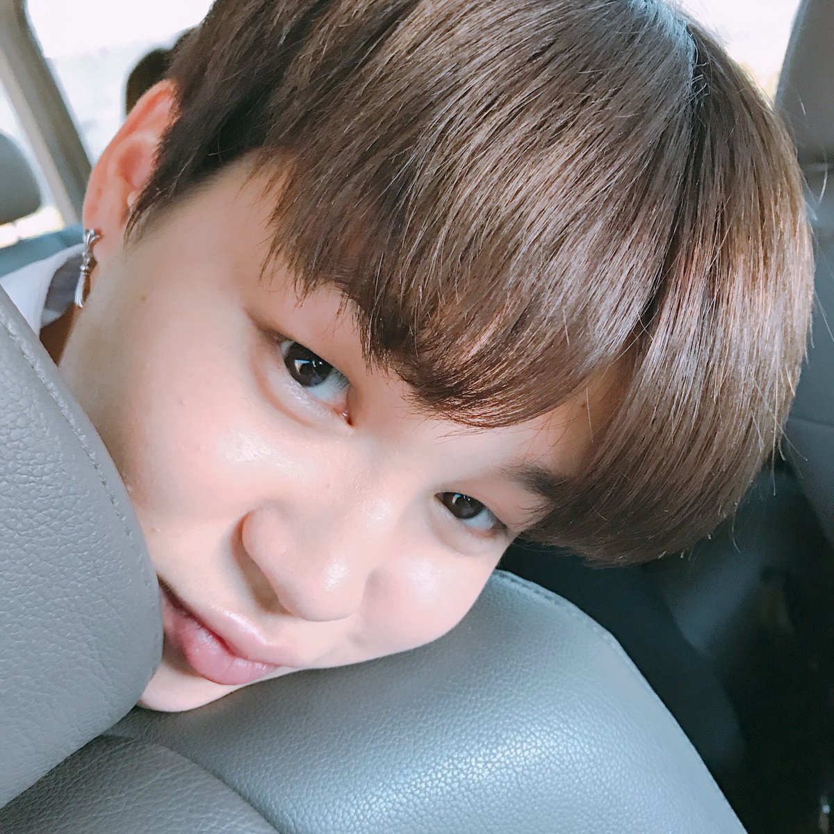⎿ 𝐂𝐡𝐫𝐨𝐦𝐞 𝐇𝐞𝐚𝐫𝐭𝐬& #39; 𝐁𝐚𝐜𝐤, 𝐀𝐥𝐫𝐢𝐠𝐡𝐭April 21st 2017: the Baby Fat earrings return sans helix (RIP). He wears them for 2 weeks across WINGS Southeast Asia tour & the SP shooting before switching for the Cross Tail Drop model he& #39;d then wear all summer long.