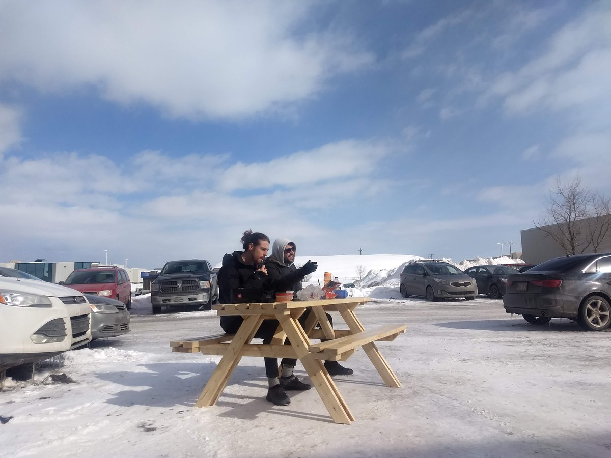 Ouverture des terrasses pour 2 de nos Hexperts aujourd'hui! 😀 

Notre équipe aime bien profiter de la température lorsque Dame Nature est de bonne humeur! 

On en profite au maximum avant la prochaine tempête de neige! 😅