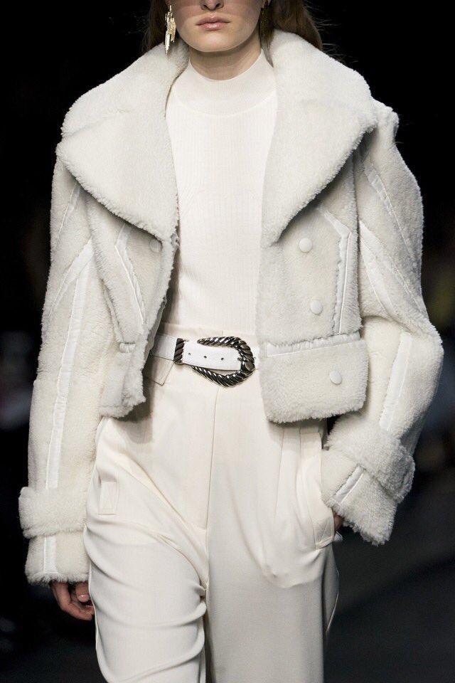 StreetFashion01's tweet photo. Alberta Ferretti FW19 - Cozy All White Look Details🔍 https://t.co/255MWxf6cs