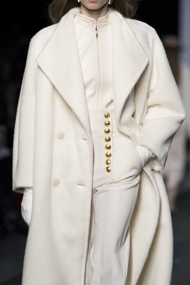 StreetFashion01's tweet photo. Alberta Ferretti FW19 - Cozy All White Look Details🔍 https://t.co/255MWxf6cs
