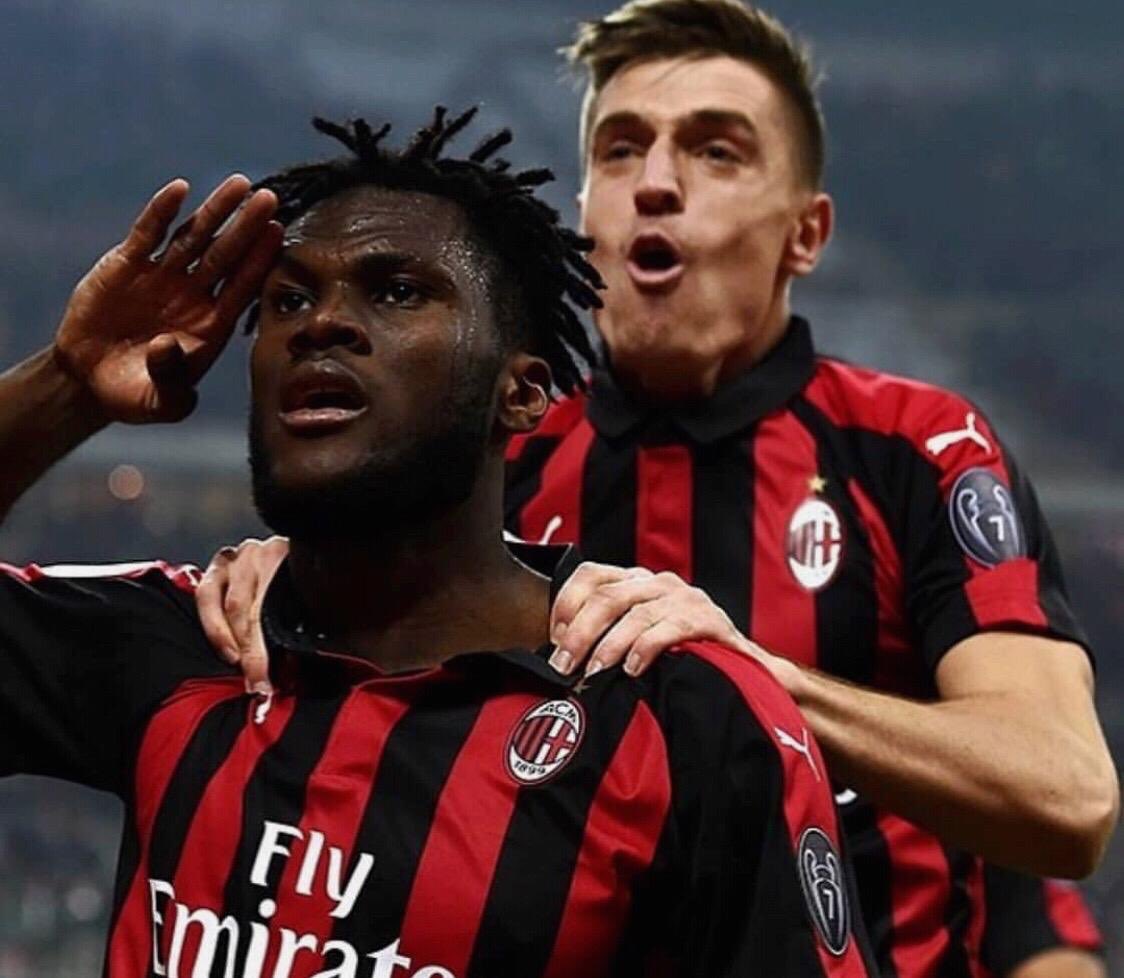 EmpireMilan's tweet photo. 🇮🇹45 punti in classifica. Non molliamo un centimetro, sempre con voi! 🔴⚫️
🇬🇧45 points in the standings. We never back down, always besides you! 🔴⚫️
#acmilan #milan #milanempoli #piatek #kessie #milano #forzamilan #seriea #football #rossonero #milanisti https://t.co/puYe6g8xk0