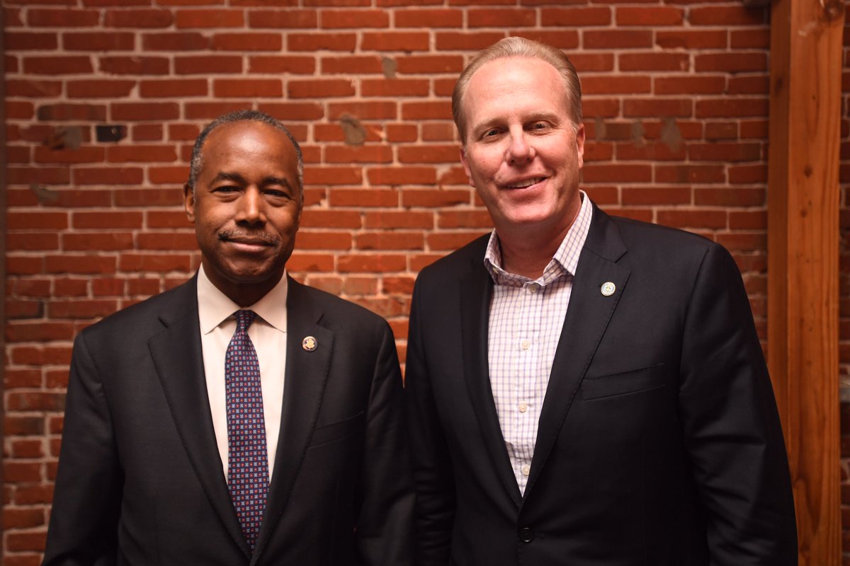 Kevin_Faulconer's tweet image. San Diego is using proven approaches and embracing new solutions to reduce homelessness in our city, and we are pleased to welcome @HUDgov @SecretaryCarson to share how our bridge shelters are making a difference by helping folks get their lives back on track.