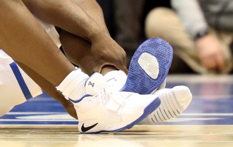tribundergi's tweet photo. Basketbolun yeni büyük yıldızlarından Zion Williamson, ayağındaki ayakkabı patlayınca hamle sırasında sakatlandı. 

— Nike hisseleri bu olaydan sonra  1.1 Milyar dolar değer kaybetti. https://t.co/Npm4w0uLeL