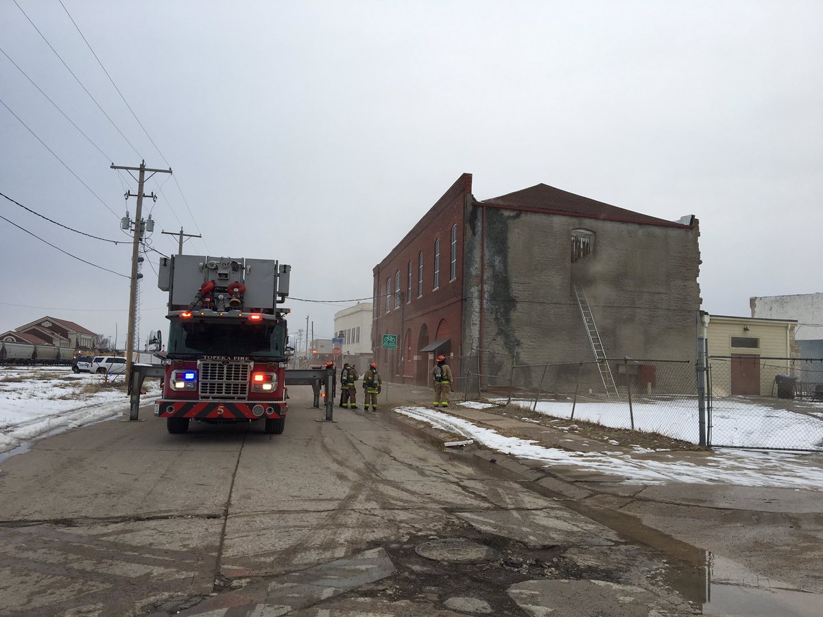 GrantStephensTV's tweet photo. At the scene of a structure fire on 800 N Kansas Ave. Heavy smoke coming from window but I can’t see flames. More details to come. https://t.co/L2pUmwjNxO