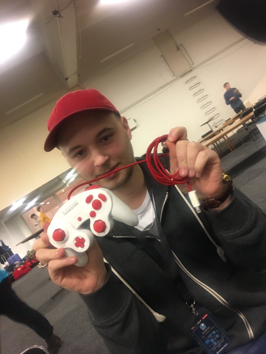 ASHMONEYCUSTOMS's tweet image. Last controller for the night goes to @RedCapJohn ! Snapback capz and red paracord! Thank you #pxb2 and I'll open up the booth after 10am pools.
