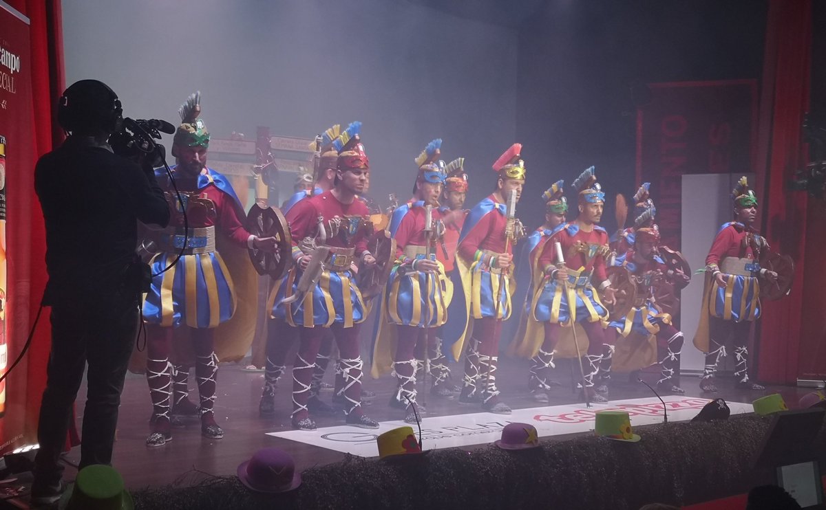 AytoGines's tweet photo. Aqui llegan #Losqueseentierranporlamañana #chirigota de #GINES en el escenario del #Tronifalla
#CECAG2019 #CarnavaldeGines2019 #SienteGines #CarnavaldeLUZ https://t.co/jV7F4YDYFE