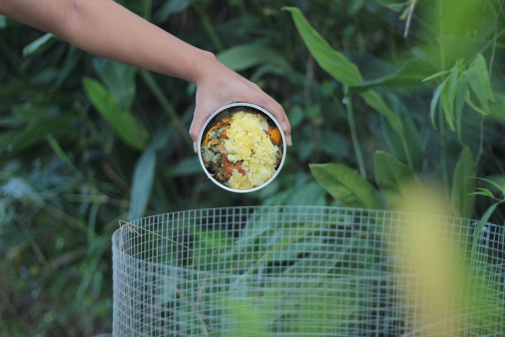 This is a friend from Bentarakata compost bin. Compost bin ni sy belum cuba. Tapi I plan to make it for us later.