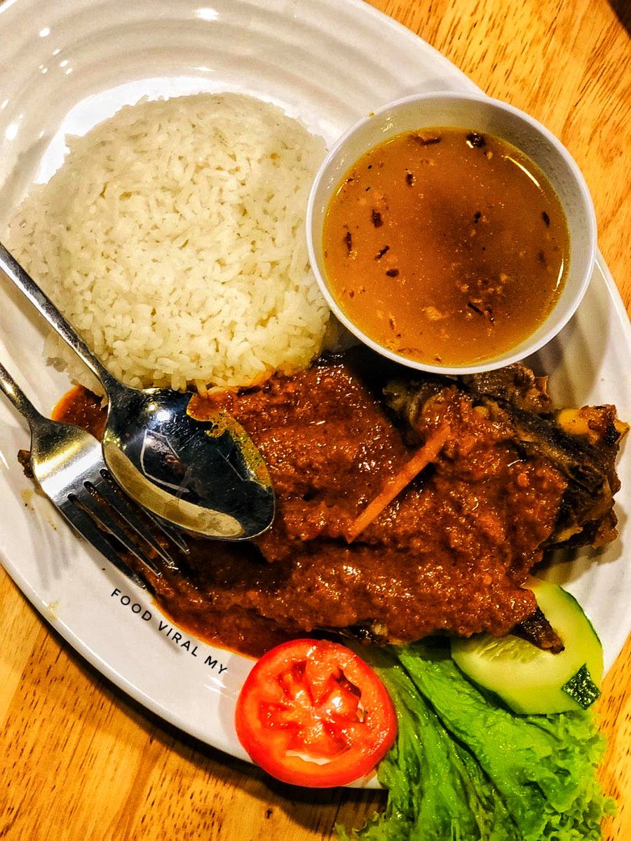 FoodViralMY's tweet photo. Korang nak cari menu bajet korang boleh try kat area sini. Seriously harga memang berpatutan 😱😱Jgn lupa try Chillout Set nie sekali dengan air 👍 

🍗 Ayam Percik Walla RM7.90
🍤Ayam Buttermilk RM8.90
🍖Kambing Bakar RM17.90 

📌 ChillOut7, Jalan Plumbum, Seksyen 7, Shah Alam https://t.co/6E1IotsBv0