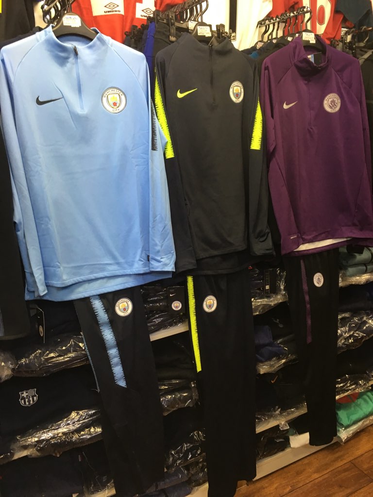 サッカーショップfcfa 実店舗open 営業時間 11時 18時 公式サイトopen マンチェスター シティ コーナーあります 恐らく日本一の品揃え その一部をご紹介 選手が試合入場時や 移動時に着用する アンセムジャケット クレスト サッカーショップfcfa 実店舗open 営業時間 11時 18時 公式サイトopen マンチェスター シティ コーナーあります 恐らく日本一の品揃え その一部をご紹介 選手が試合入場時や 移動時に着用する アンセムジャケット クレスト