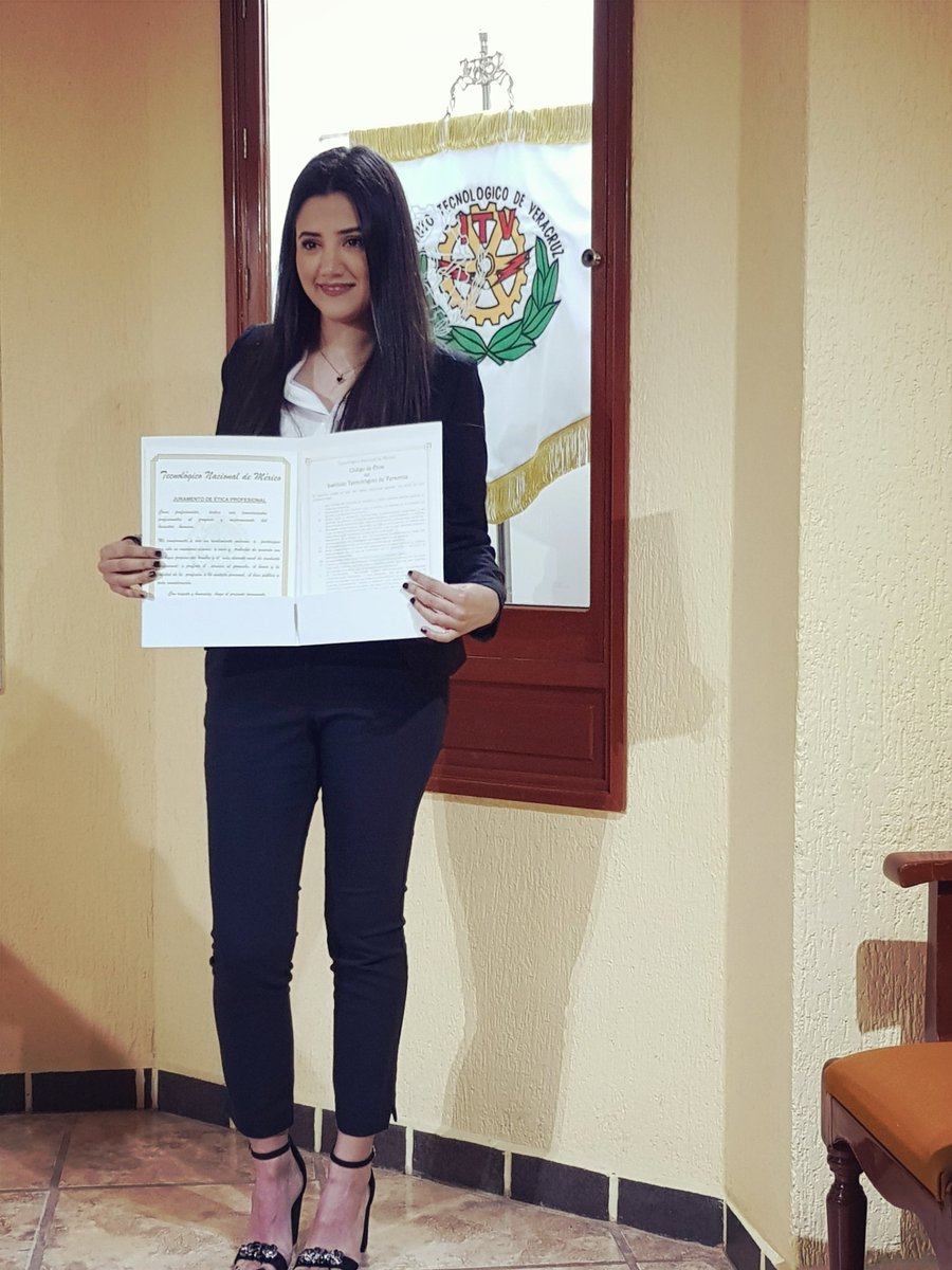 ariadna_lagos's tweet photo. Felicidades a mi INGENIERO 👩🎓📚 por fin hoy se titulo!!! Misión cumplida lo logramos!!! #orgullosamil 😍😊 https://t.co/33AfNvUHYd