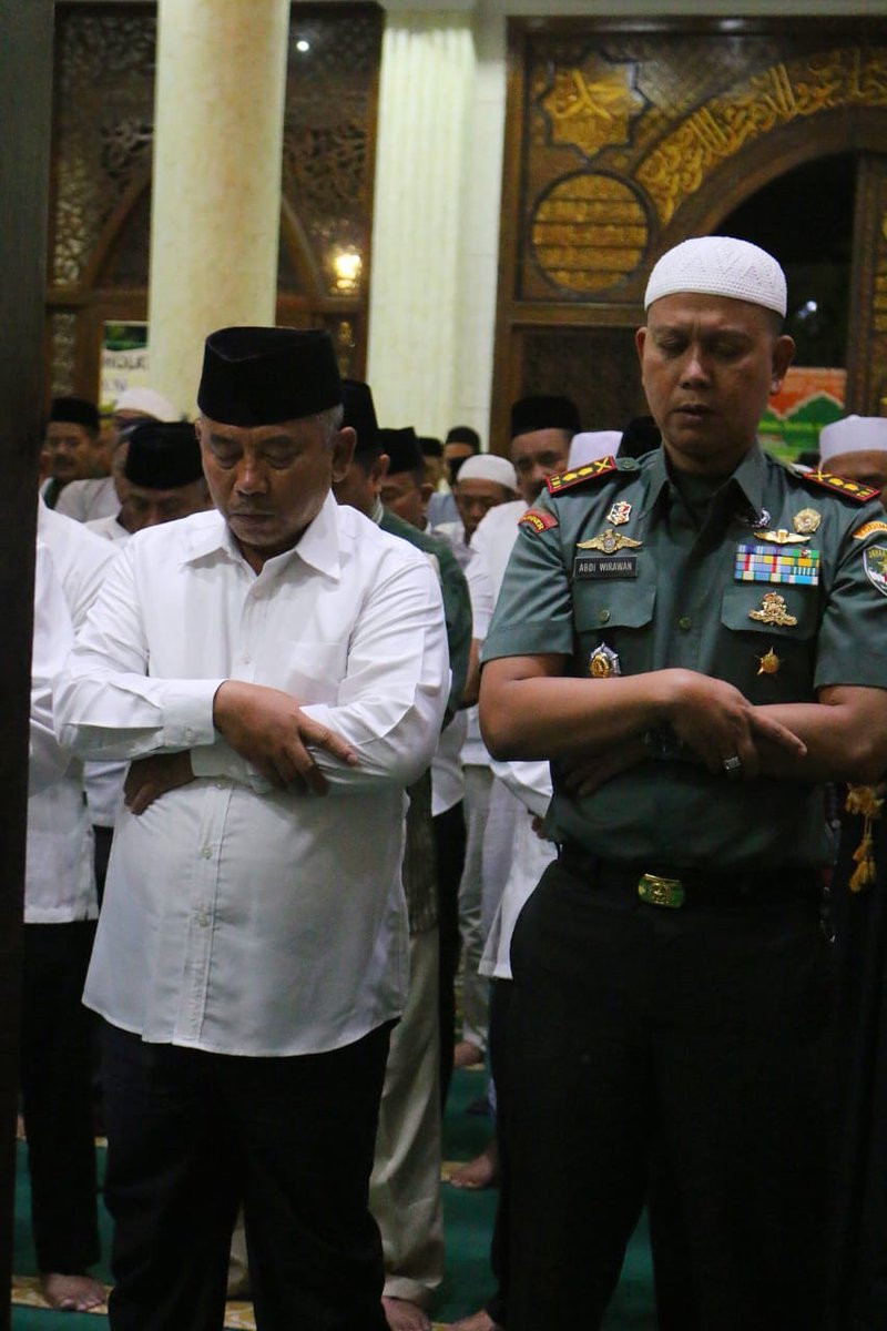 Rahmat_Effendi_'s tweet photo. Melaksanakan Sholat Subuh Keliling Berjamaah bersama para pejabat pemerintah Kota Bekasi, serta unsur pimpinan MUSPIDA. Dan Tokoh alim ulama serta kyai setempat di Masjid Jami Al - Furqon Bulevard Hijau.

@pemkotbekasi @humasbekasikota https://t.co/h9kuCFwi4n