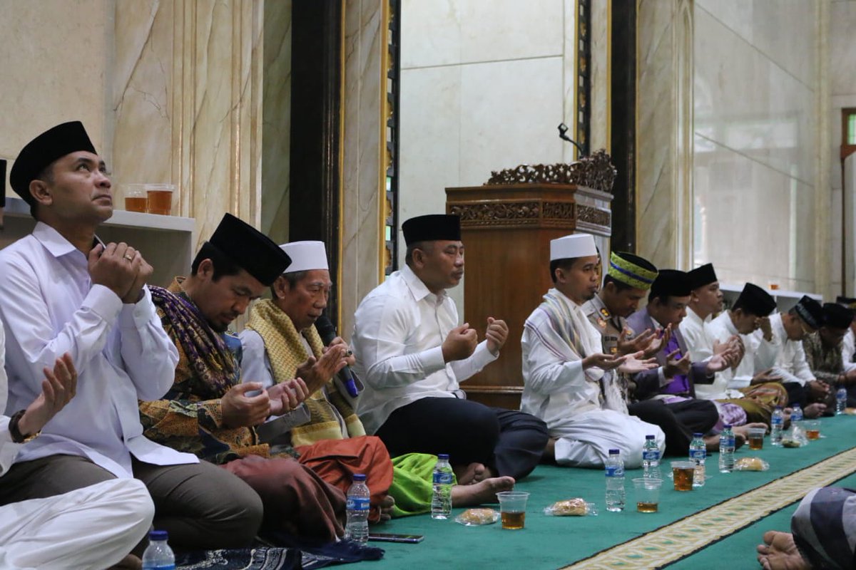 Rahmat_Effendi_'s tweet photo. Melaksanakan Sholat Subuh Keliling Berjamaah bersama para pejabat pemerintah Kota Bekasi, serta unsur pimpinan MUSPIDA. Dan Tokoh alim ulama serta kyai setempat di Masjid Jami Al - Furqon Bulevard Hijau.

@pemkotbekasi @humasbekasikota https://t.co/h9kuCFwi4n